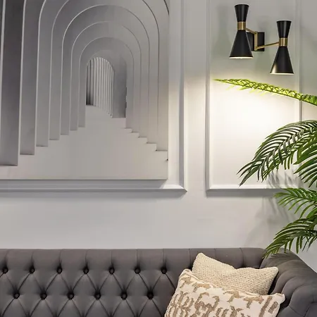 Stylish And Elegant 1 & 2 Bedroom I *